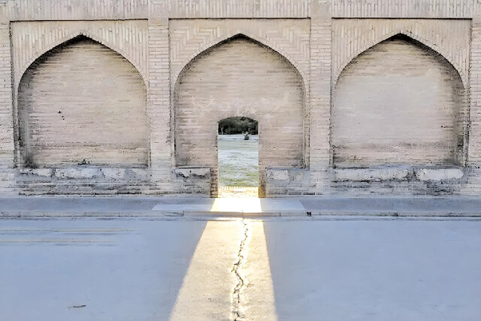 شکاف عمیق روی زمین در مقابل دیوارهای آجری با طاق‌های سنتی