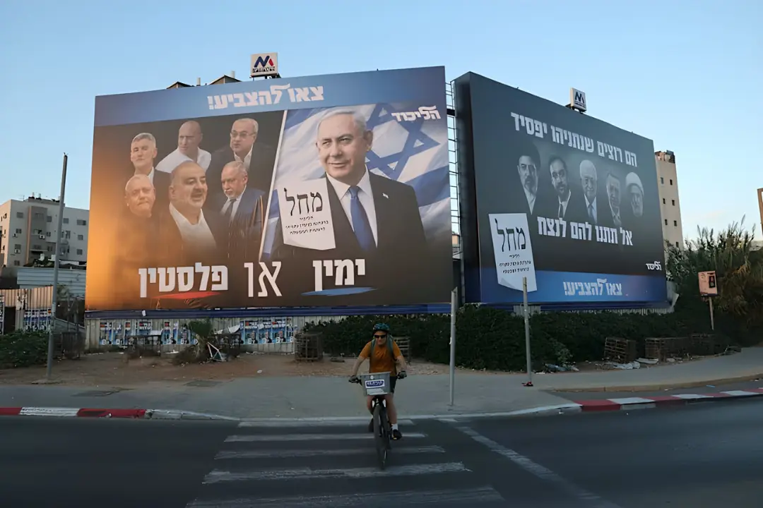 بیلبوردهای انتخاباتی با تصویر بنیامین نتانیاهو (Benjamin Netanyahu) و سایر سیاستمداران در شهر بنی براک