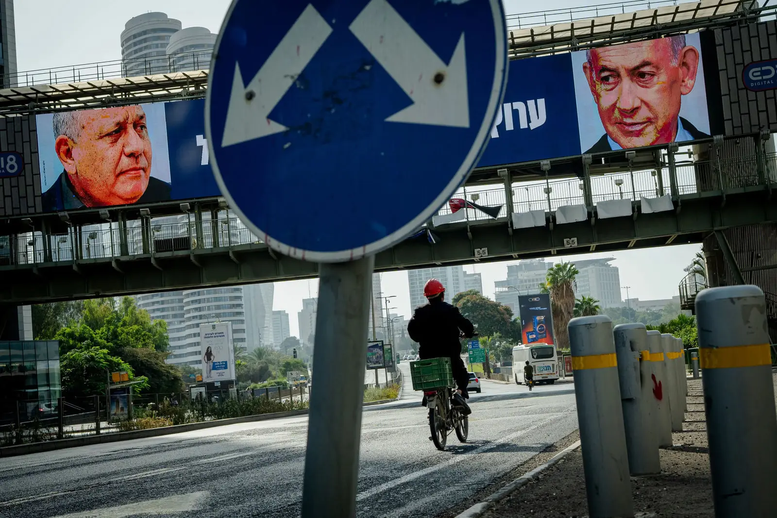 پرتره بنیامین نتانیاهو (Benjamin Netanyahu) و دیگر کاندیداها روی بیلبوردهای پل اتوبان