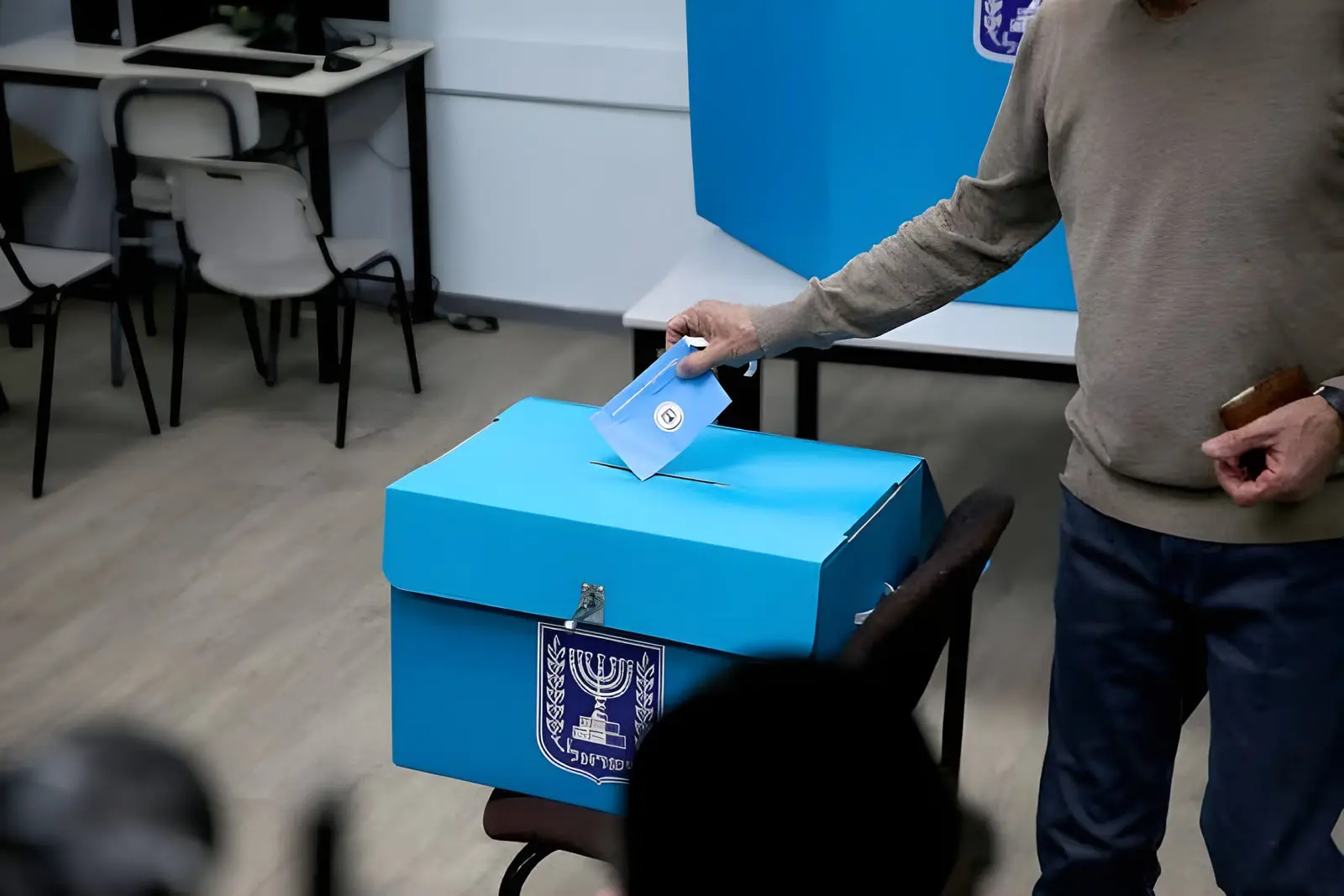 انداختن پاکت رای در صندوق انتخابات در اسرائیل