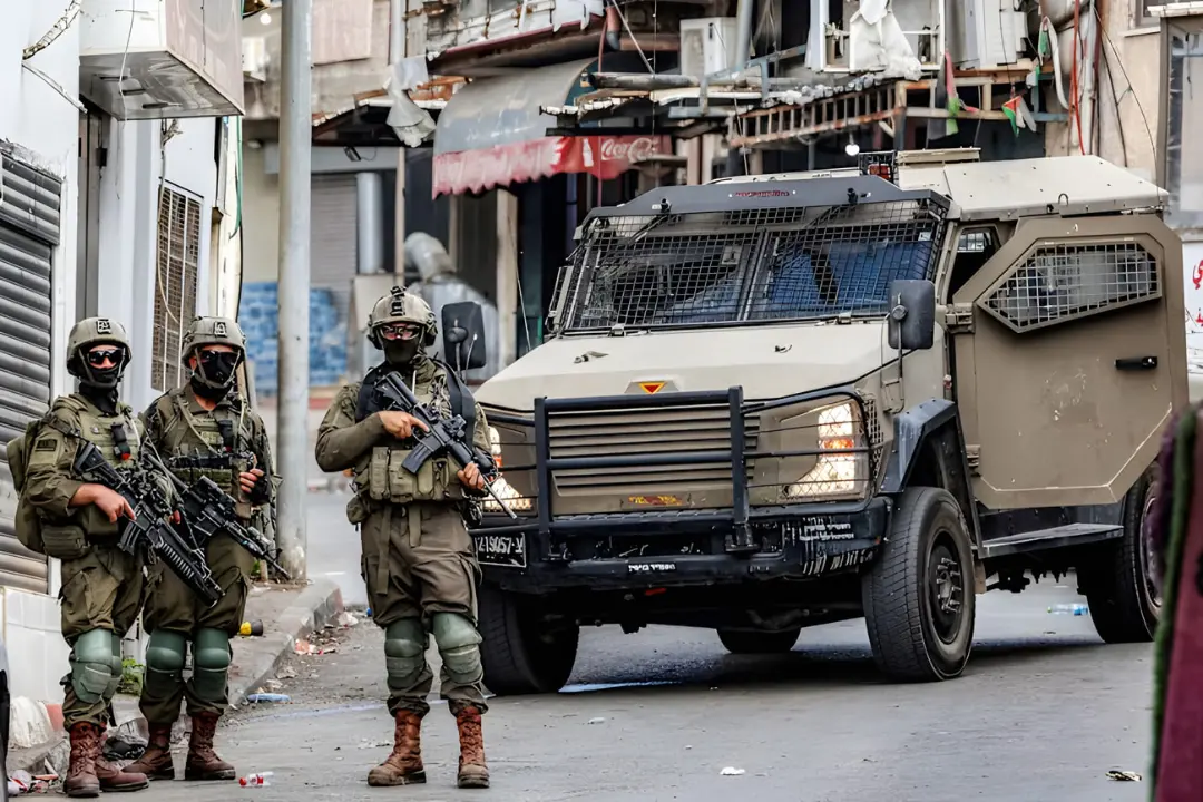 سربازان اسرائیلی (Israeli soldiers) با تجهیزات کامل نظامی در کنار خودروی زرهی در خیابان