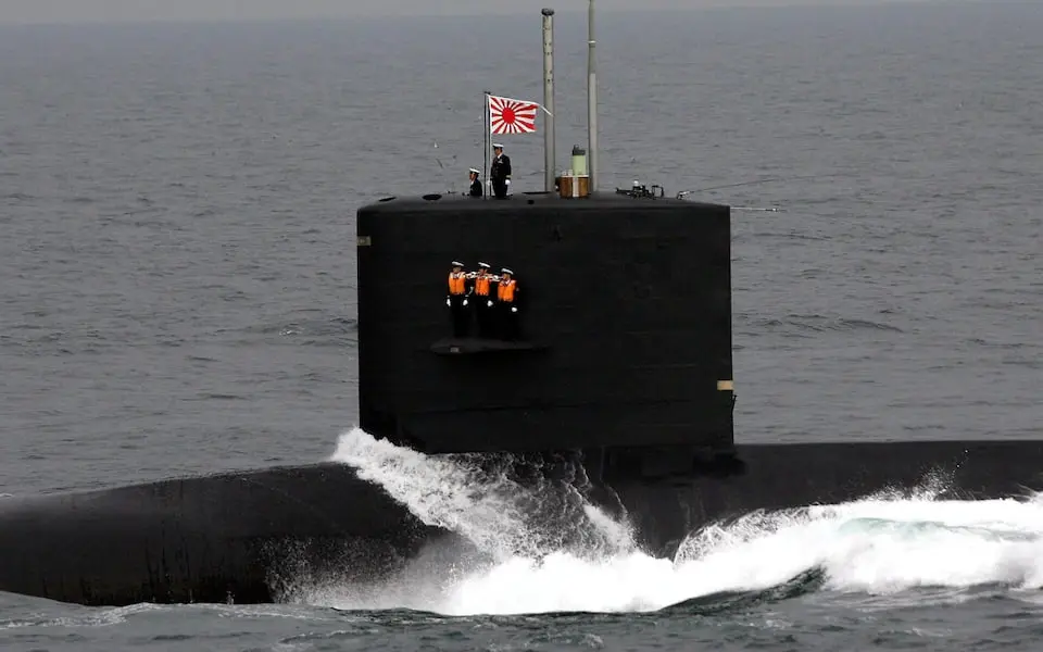 زیردریایی نیروی دریایی خودگردان ژاپن (Japan Maritime Self-Defense Force) در حال حرکت در دریا