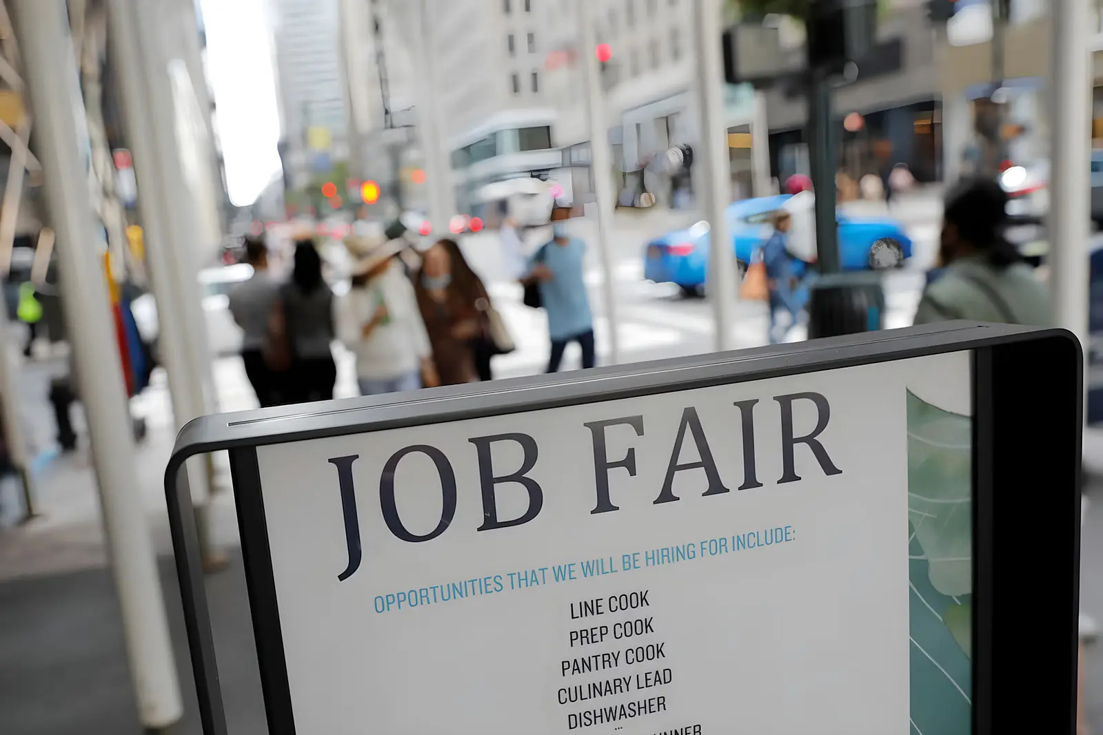 تابلوی نمایشگاه استخدام (Job Fair) در خیابانی پرتردد در آمریکا