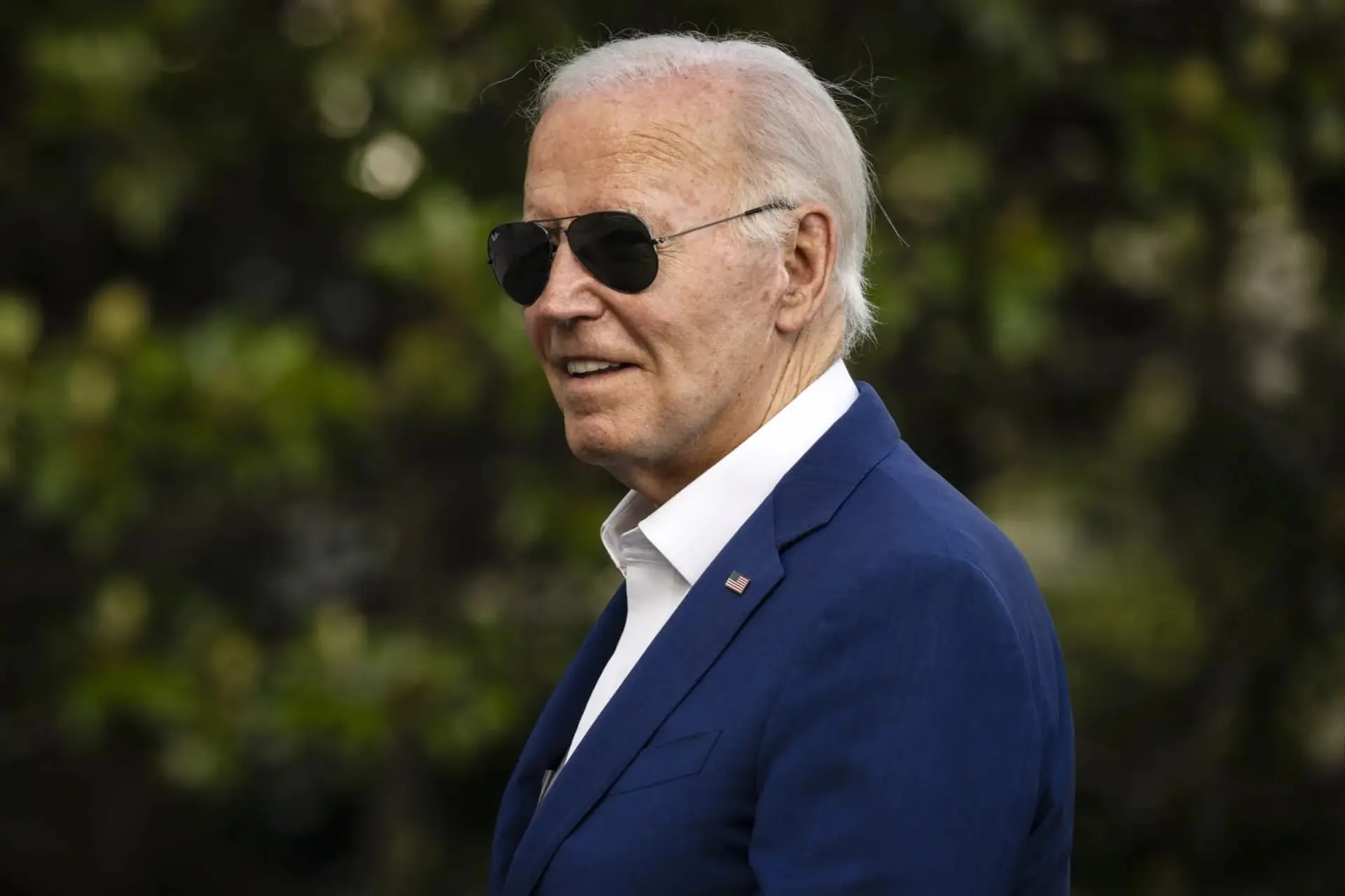 جو بایدن (Joe Biden) با عینک آفتابی در فضای باز