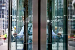 لوگوی جی‌پی مورگان (J.P. Morgan) روی درب‌های شیشه‌ای ورودی ساختمان
