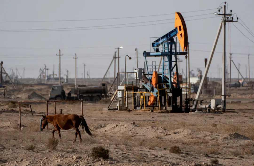 دکل استخراج نفت (Pumpjack) در میدان‌های نفتی قزاقستان در یک منطقه بیابانی