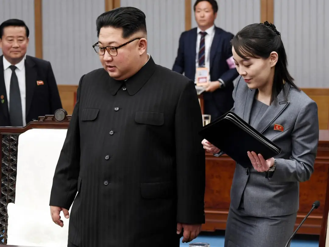 کیم جونگ اون (Kim Jong-un) در کنار خواهرش کیم یو جونگ (Kim Yo-jong) در یک نشست رسمی