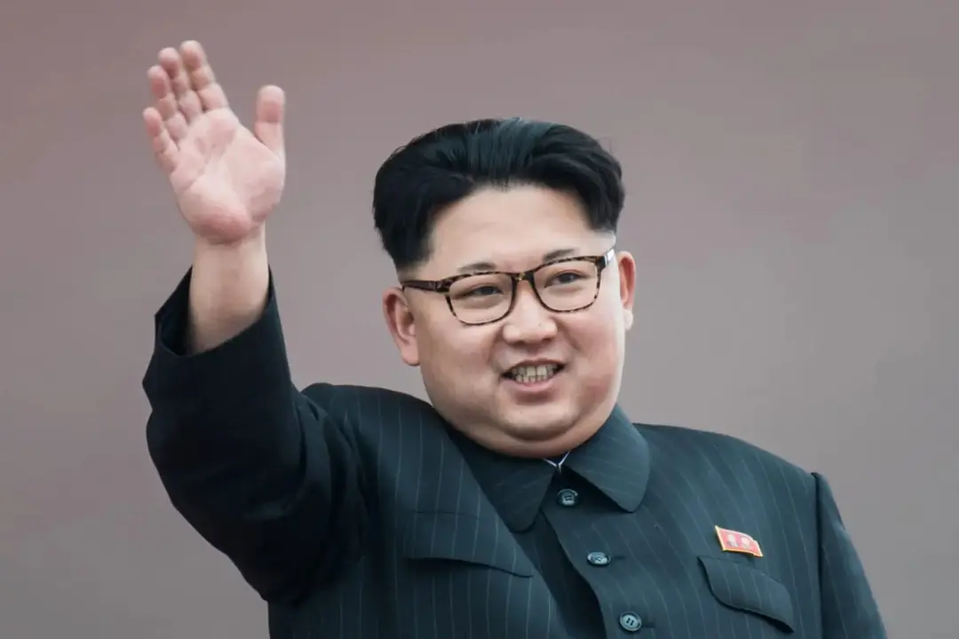 کیم جونگ اون (Kim Jong Un) در حال دست تکان دادن به جمعیت
