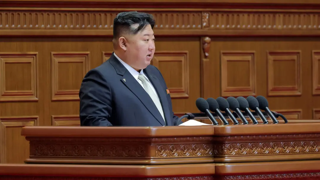 کیم جونگ اون (Kim Jong Un) پشت تریبون در حال سخنرانی