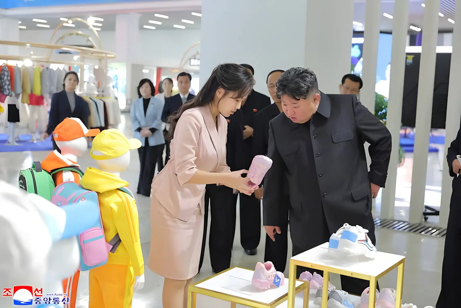 کیم جونگ اون (Kim Jong Un) در حال بررسی محصولات یک فروشگاه
