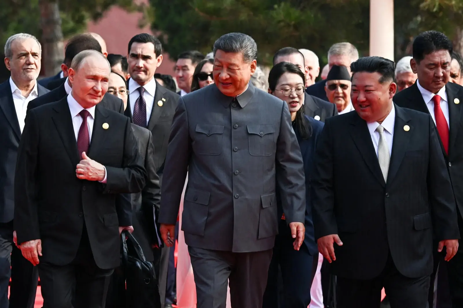 کیم جونگ اون (Kim Jong Un) در کنار شی جین‌پینگ (Xi Jinping) و ولادیمیر پوتین (Vladimir Putin)