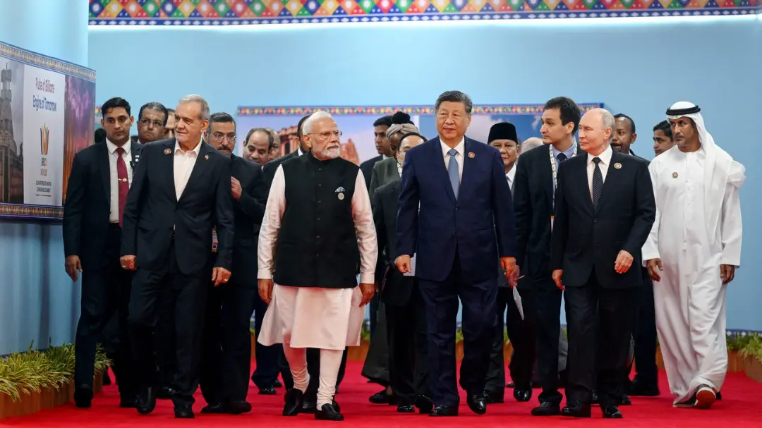 نارندرا مودی (Narendra Modi) و شی جین‌پینگ (Xi Jinping) در کنار سایر رهبران جهان.