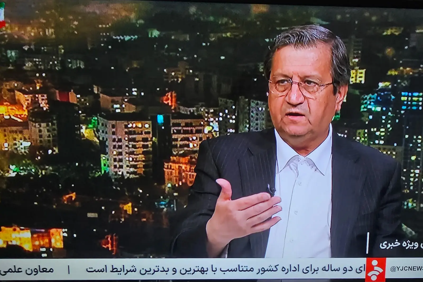 همتی: رشد ماهانه نقدینگی کاهش یافت/ به تزریق ارز در بازار ادامه خواهیم داد