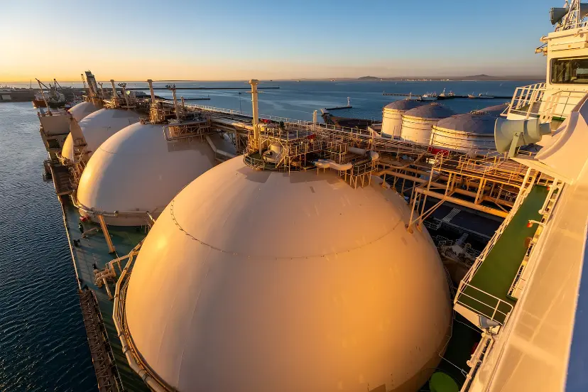 تانک‌های کروی بزرگ کشتی حمل گاز ال‌ان‌جی (LNG) در دریا