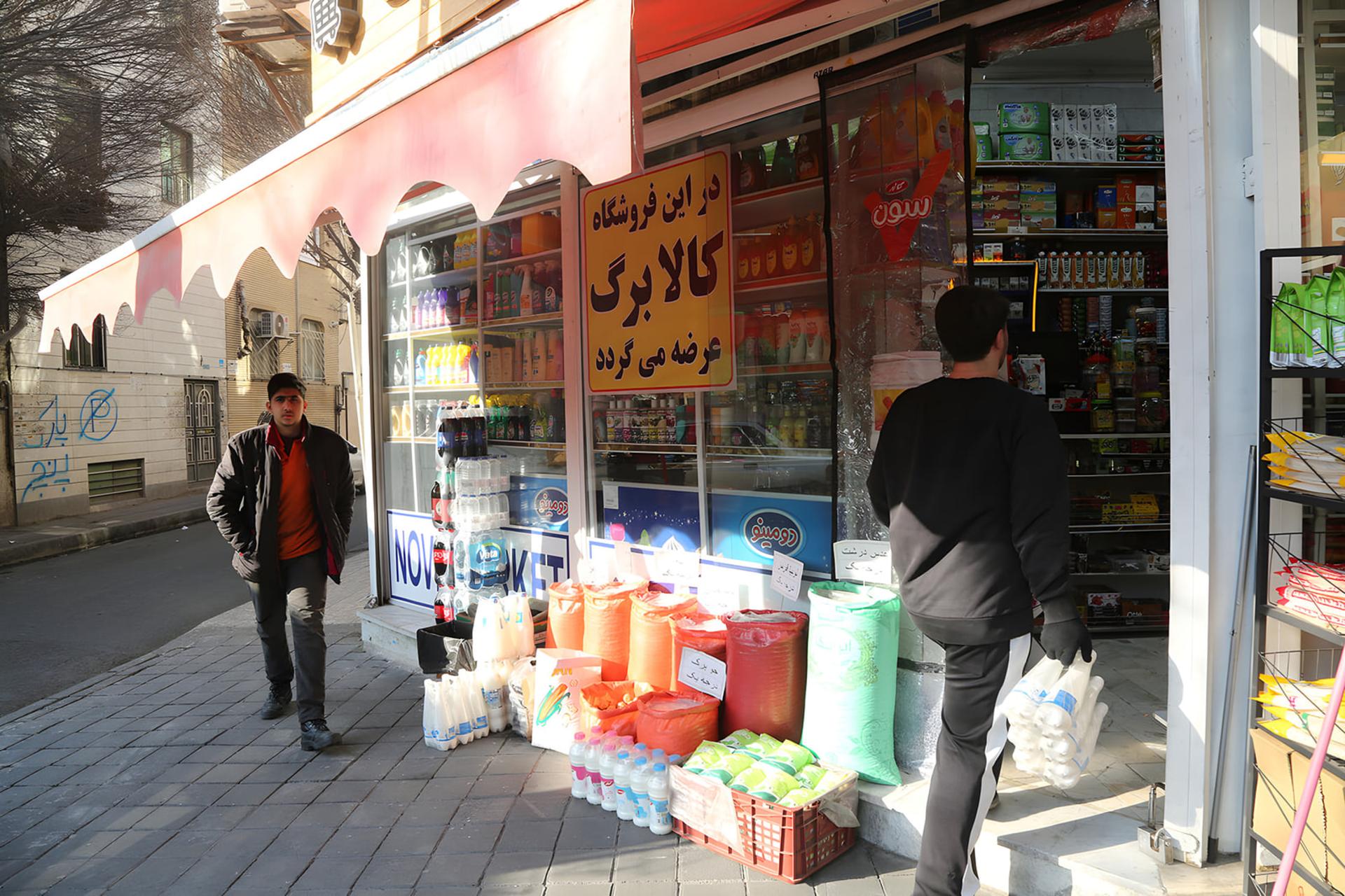 بایگانی محصولات و مواد غذایی در ویترین یک فروشگاه محلی