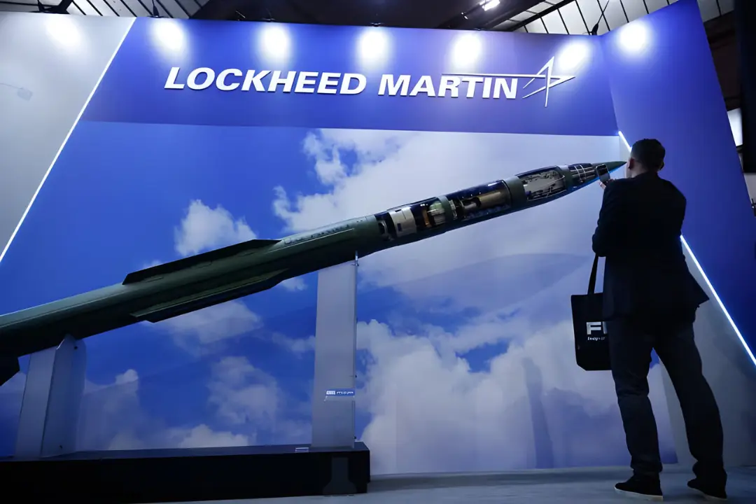 موشک نمایان شده در غرفه شرکت لاکهید مارتین (Lockheed Martin) در نمایشگاه