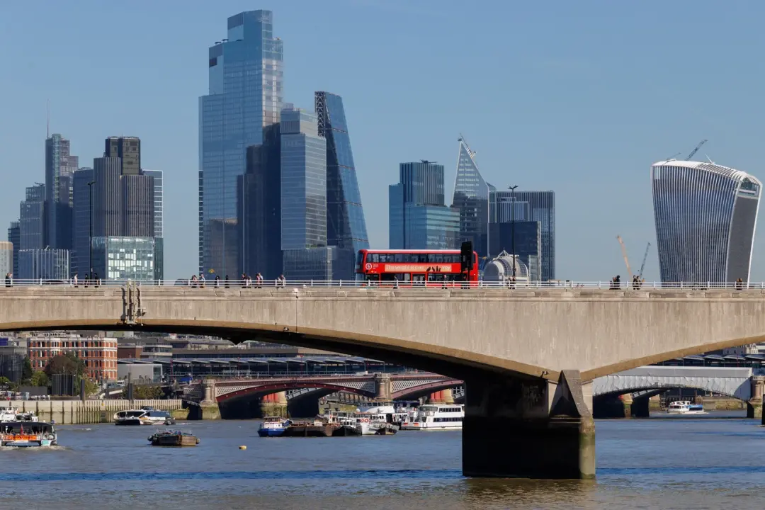 آسمان‌خط شهر لندن (London) با برج‌های بلند و اتوبوس قرمز روی پل