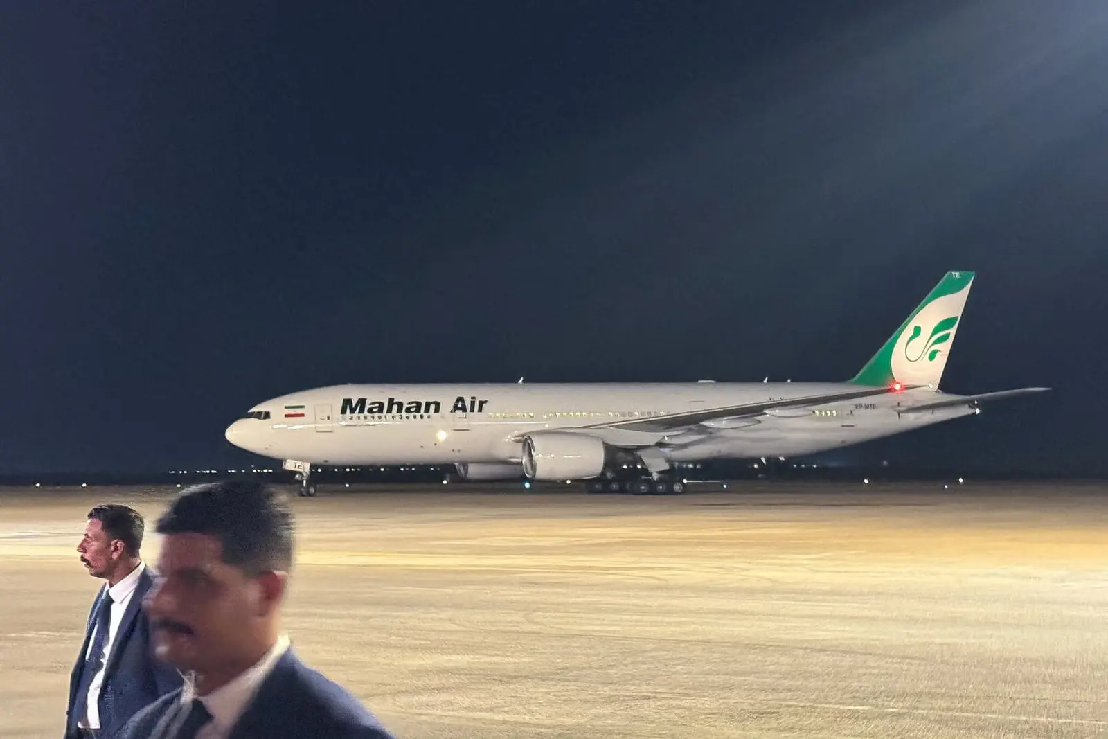 هواپیمای ماهان ایر (Mahan Air) در باند فرودگاه در شب