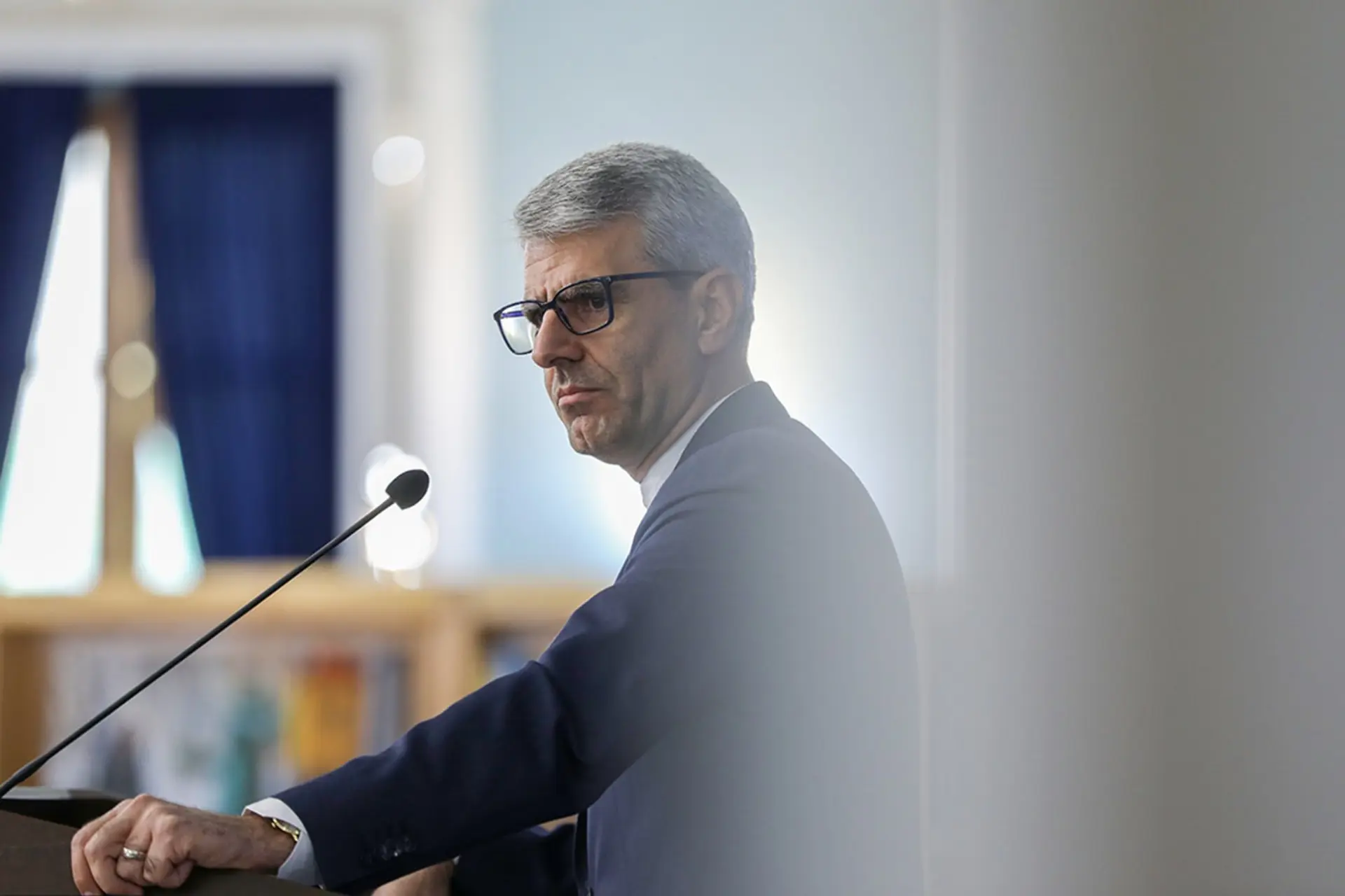 اسماعیل بقایی در حال سخنرانی پشت میکروفون