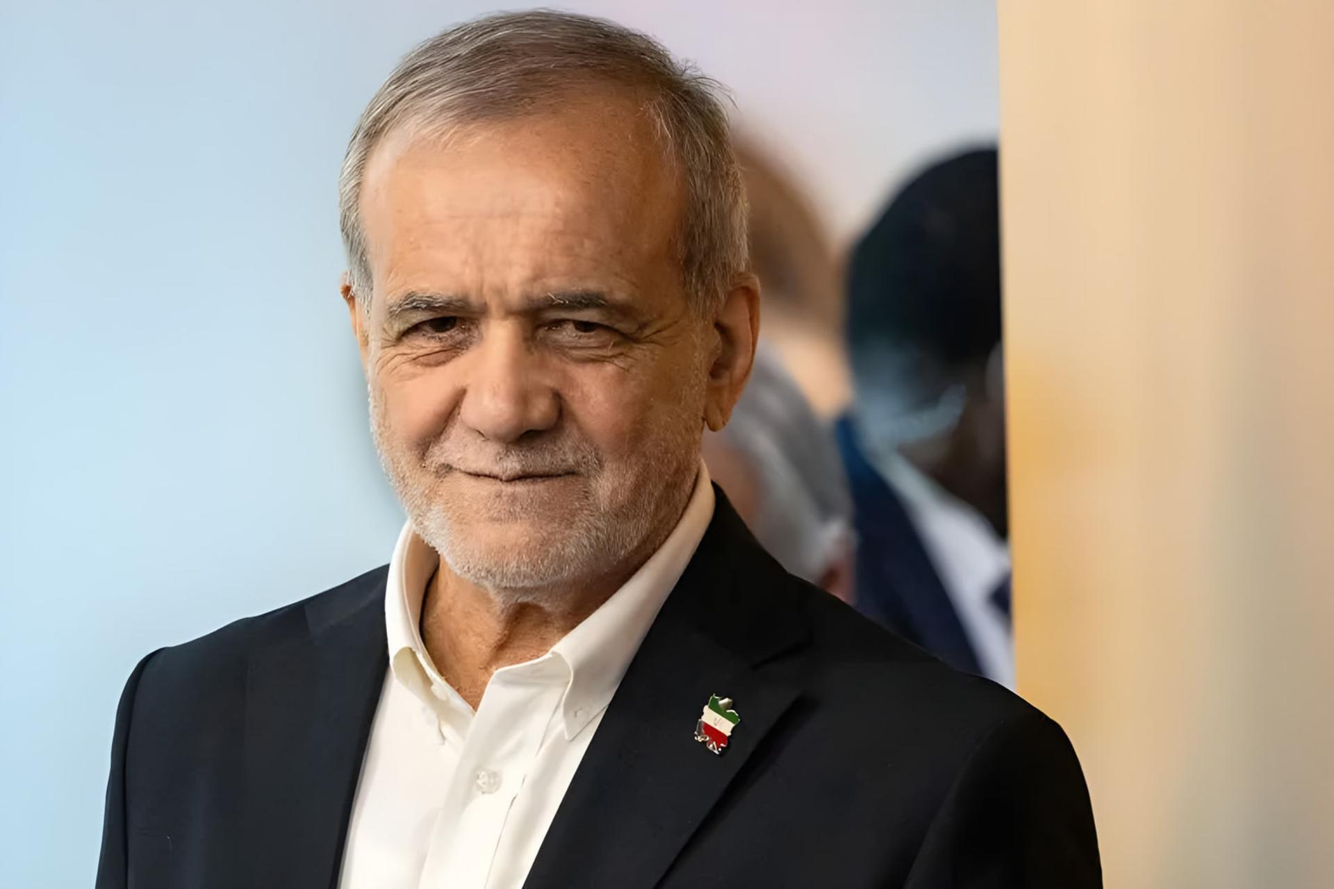 مسعود پزشکیان با کت و پیراهن سفید در یک مراسم رسمی