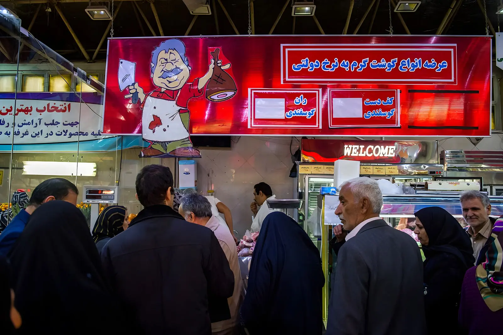 مشتریان در صف خرید گوشت در یک بازار محلی
