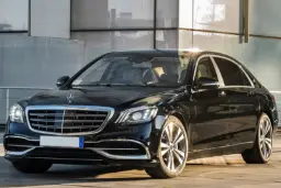 خودرو لوکس مرسدس بنز میباخ (Mercedes-Maybach) با رنگ مشکی در فضای باز