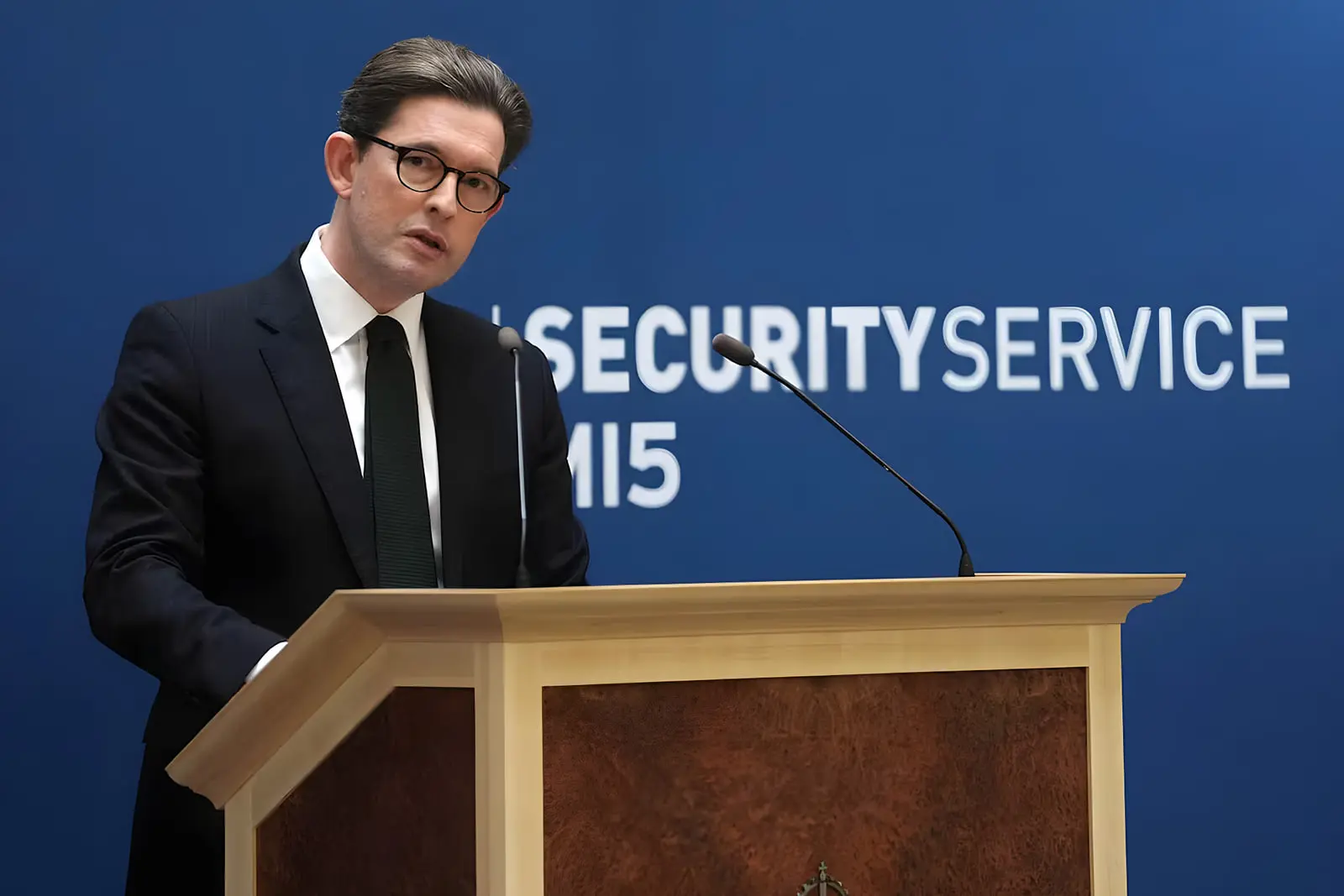رئیس سازمان امنیت بریتانیا (MI5) پشت تریبون در حال سخنرانی
