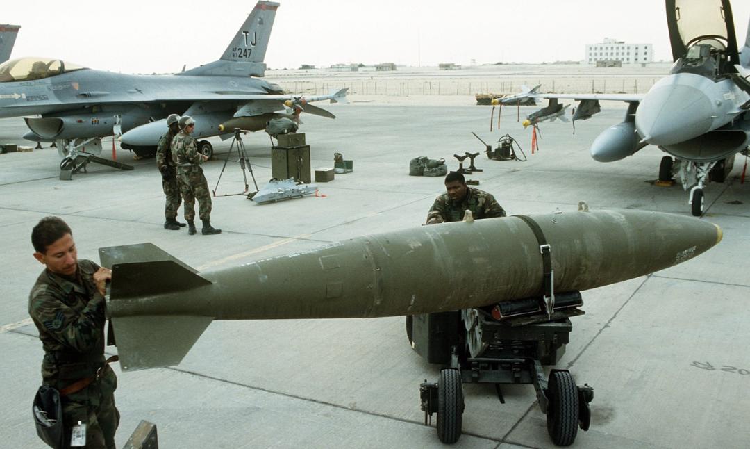 بمب سنگین نظامی روی چرخ‌دستی در مقابل جنگنده F-16