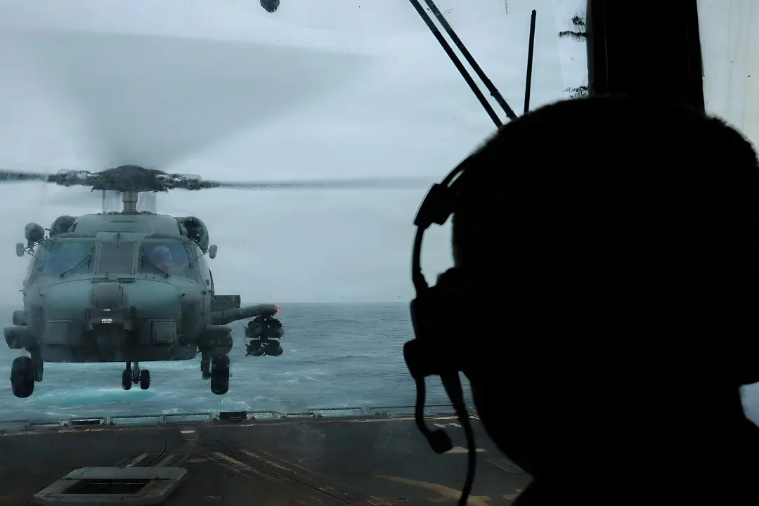 هلیکوپتر نظامی (Military Helicopter) آمریکا روی ناو در خلیج فارس