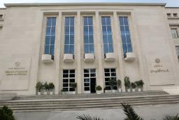 نمای جلوی ساختمان وزارت امور اقتصادی و دارایی (Ministry of Economic Affairs and Finance) با ستون‌های بلند