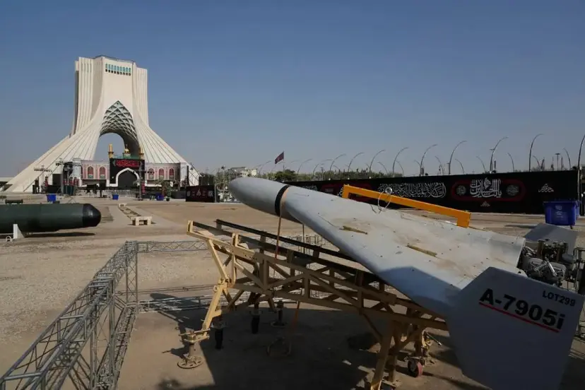 موشک نظامی قرار گرفته روی سکوی حمل در میدان آزادی (Azadi Square) تهران