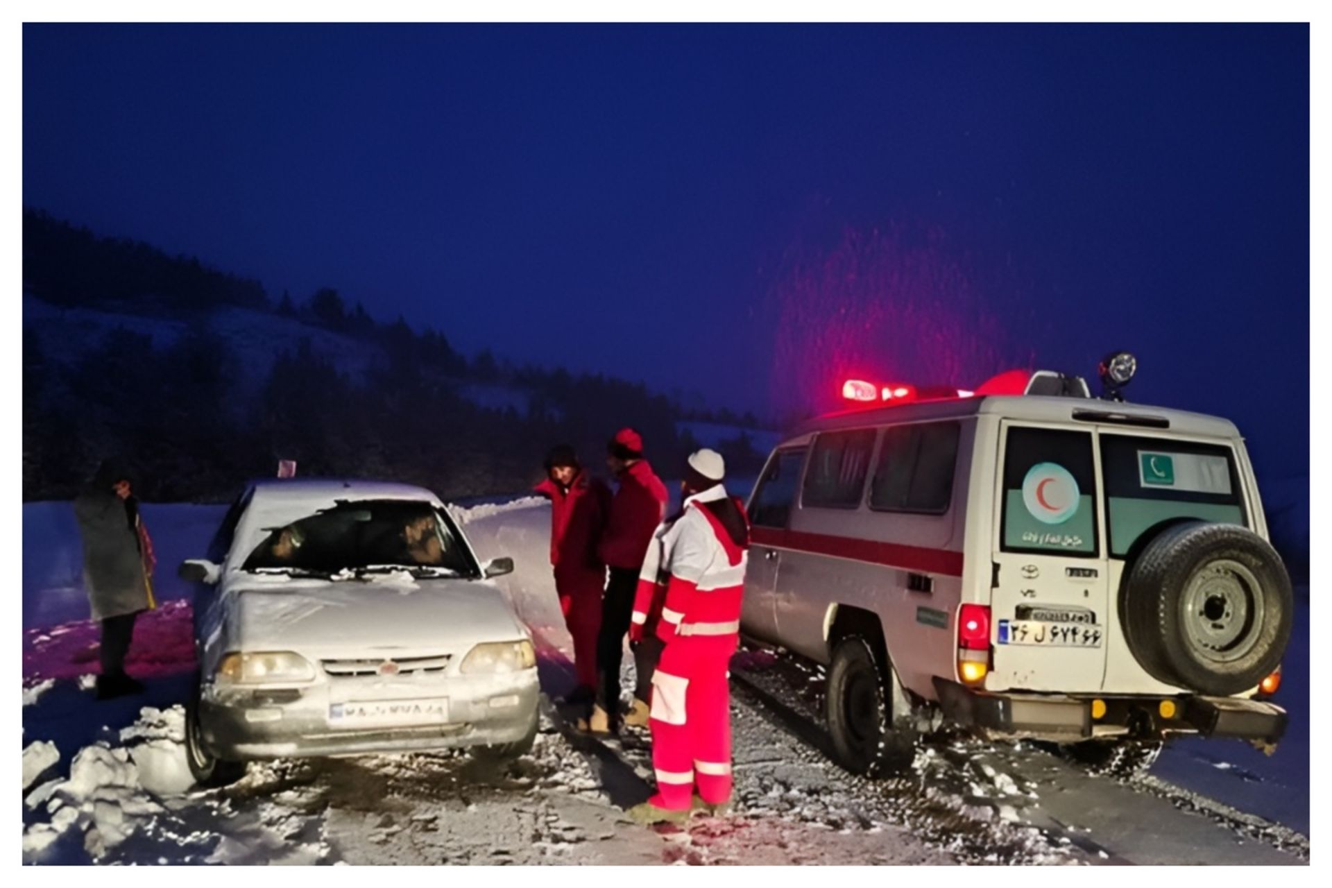 خودروی گرفتار در برف