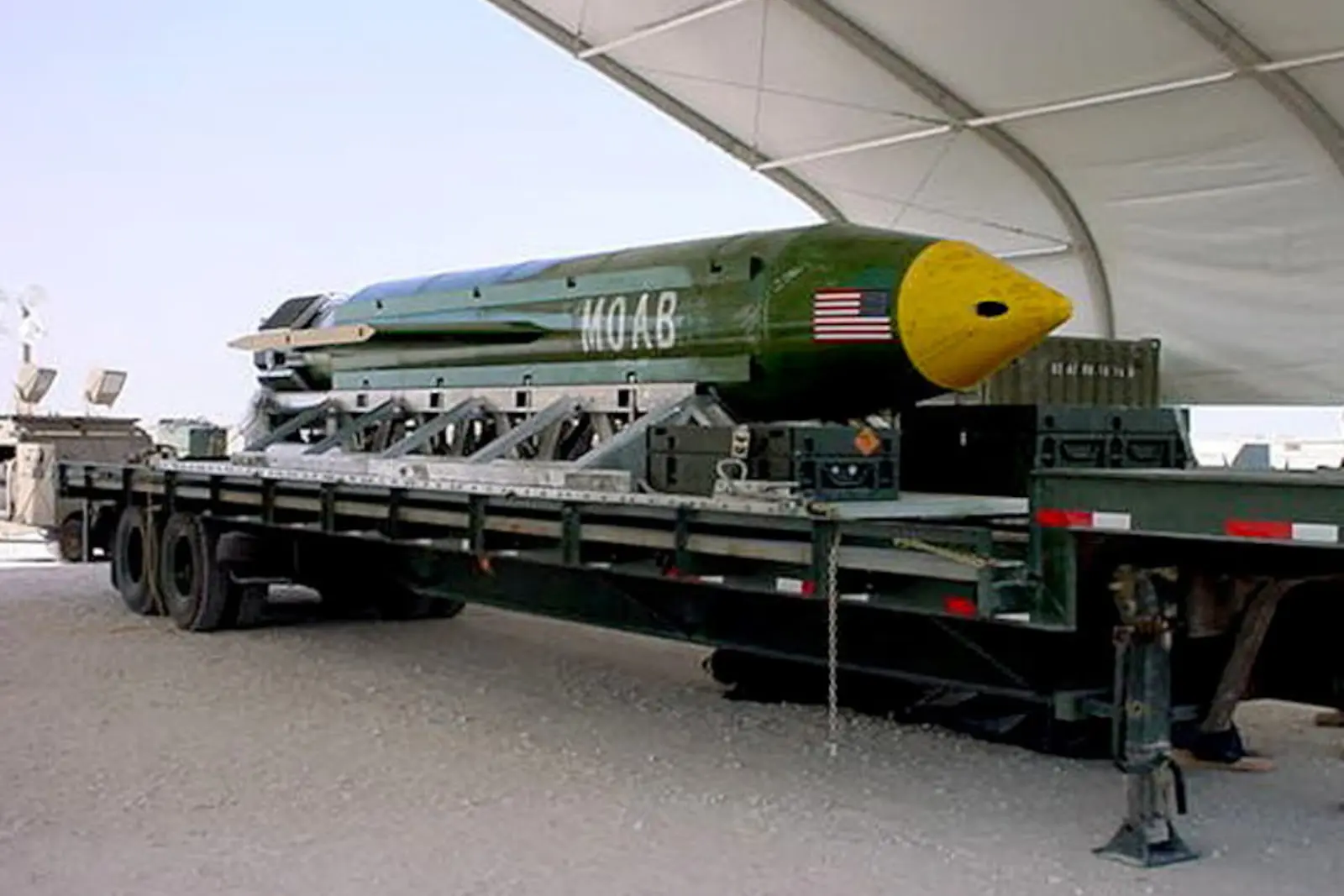 بمب مادر بمب‌ها (MOAB) سبز رنگ روی یک تریلر حمل بار