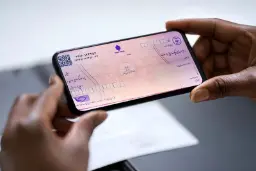 نمایش تصویر دیجیتالی یک چک بانکی در صفحه نمایش گوشی هوشمند