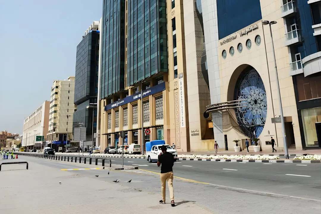 ساختمان‌های بلند و مدرن در یک خیابان عریض شهری