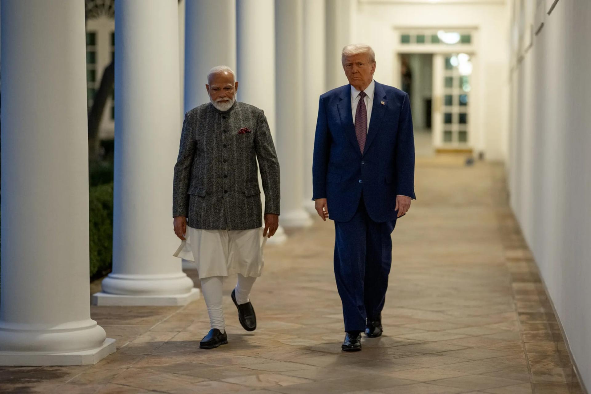 ناراندر مودی (Narendra Modi) و دونالد ترامپ (Donald Trump) در حال قدم زدن در راهرو
