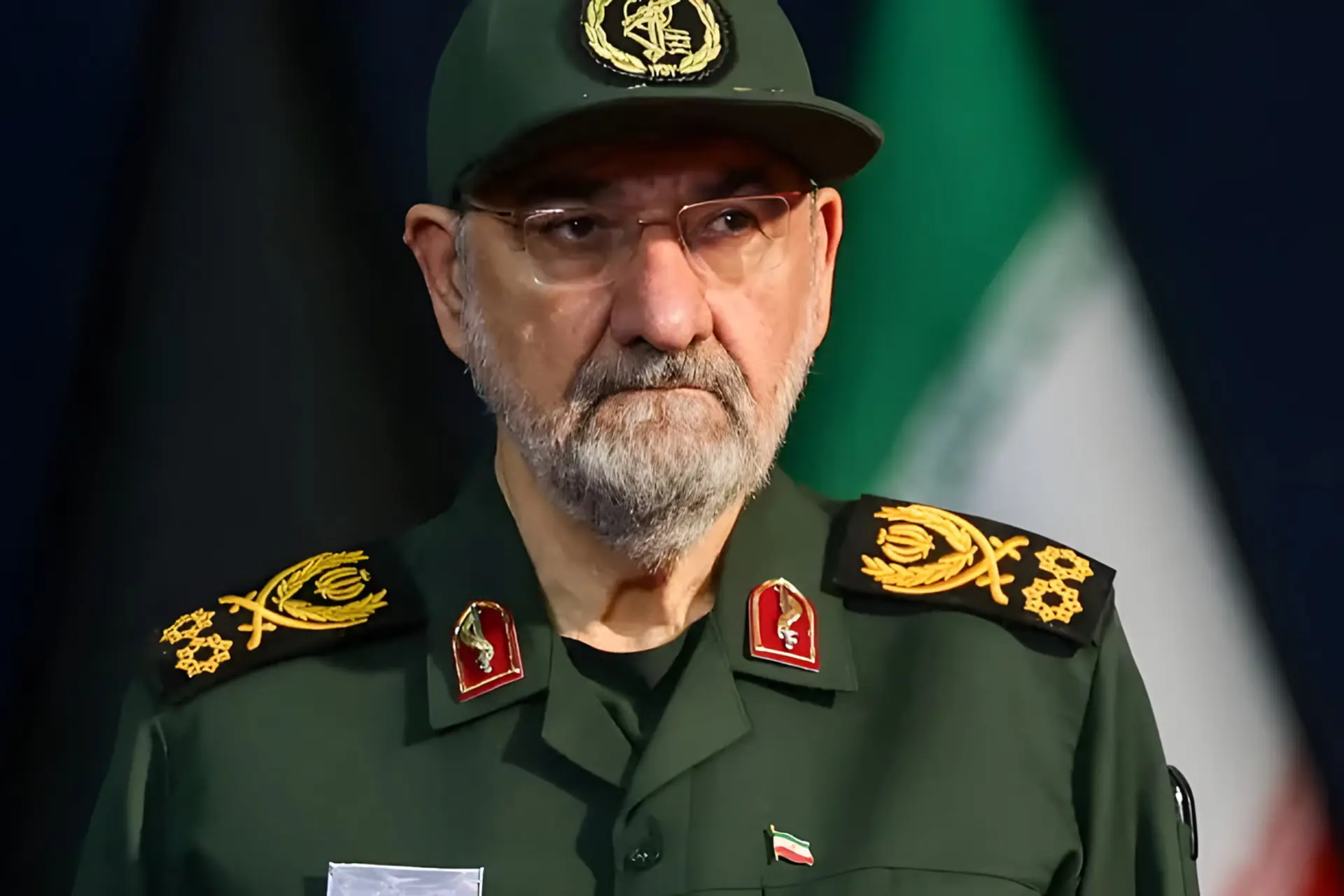 محسن رضایی با لباس نظامی در یک مراسم رسمی
