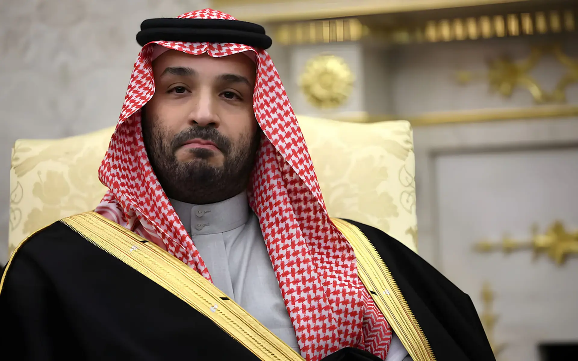 محمد بن سلمان با پوشش سنتی عربی در نشست رسمی