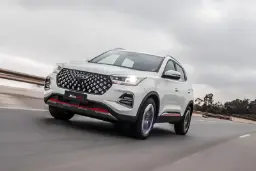 خودرو ام‌وی‌ام (MVM) مدل X55 Pro سفید در حال حرکت در جاده