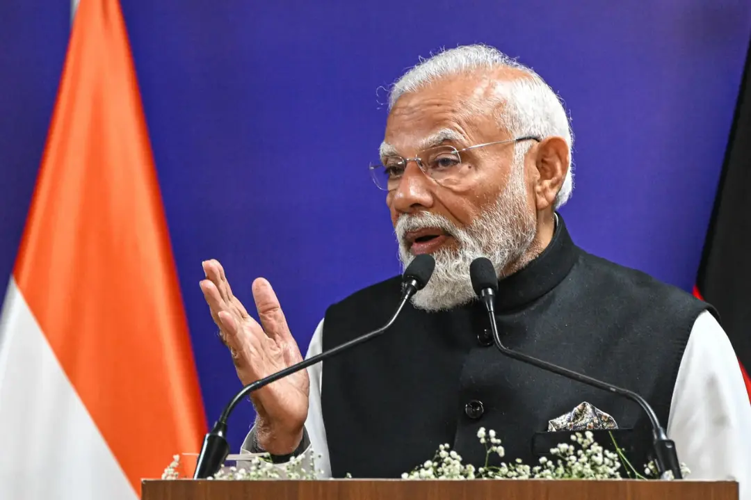 نارندرا مودی (Narendra Modi) نخست‌وزیر هند در حال سخنرانی پشت تریبون