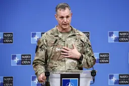 افسر ارتش ایالات متحده (U.S. Air Force) در حال سخنرانی در نشست ناتو