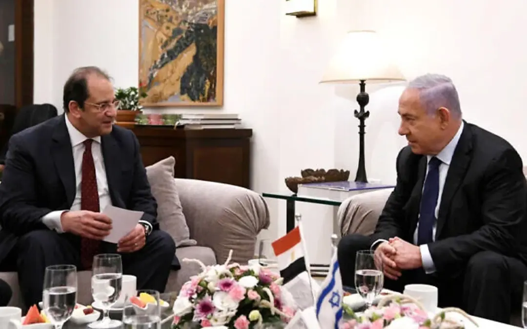 بنیامین نتانیاهو (Benjamin Netanyahu) در حال گفت‌و‌گو با مقام رسمی مصر
