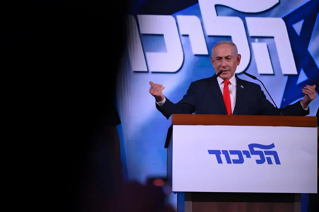 بنیامین نتانیاهو (Benjamin Netanyahu) پشت تریبون حزب لیکود در حال سخنرانی
