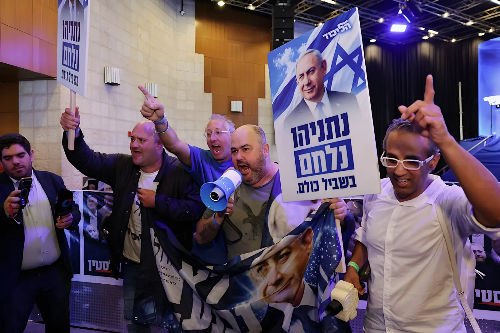 طرفداران بنیامین نتانیاهو (Benjamin Netanyahu) با پوسترهای انتخاباتی در حال جشن گرفتن هستند