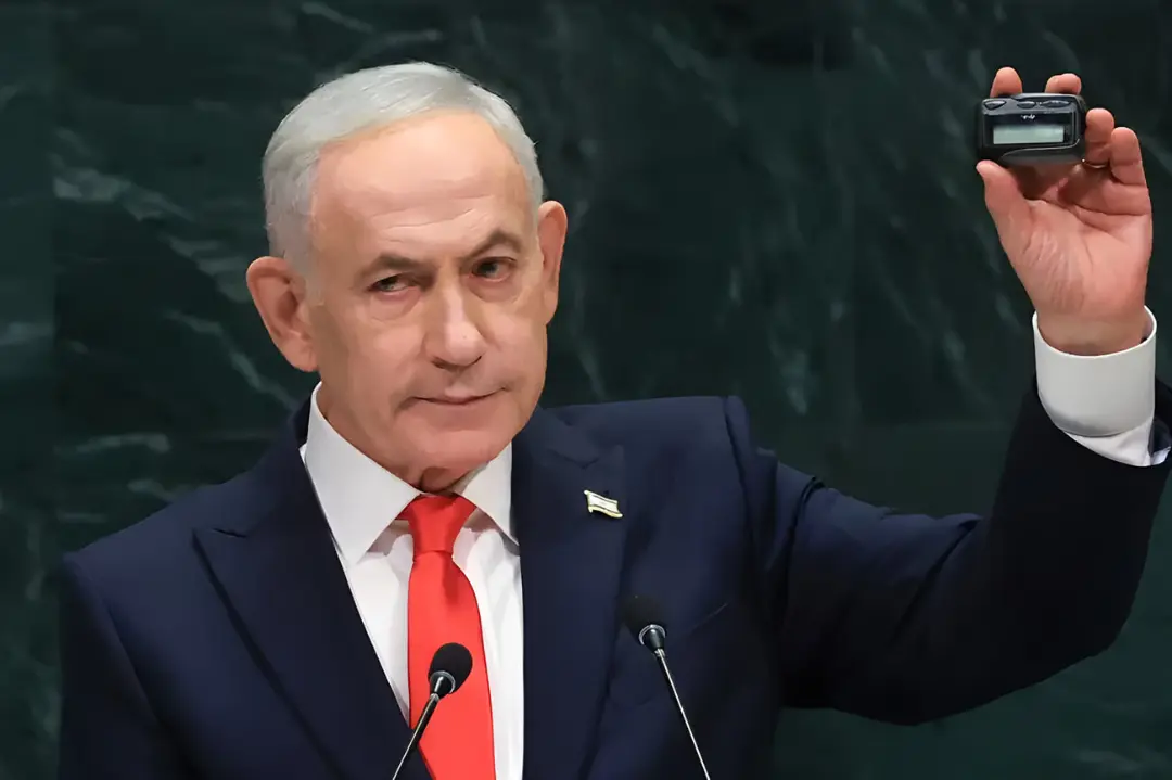 بنیامین نتانیاهو (Benjamin Netanyahu) یک دستگاه پیجر سیاه را در مجمع عمومی سازمان ملل بالا گرفته است