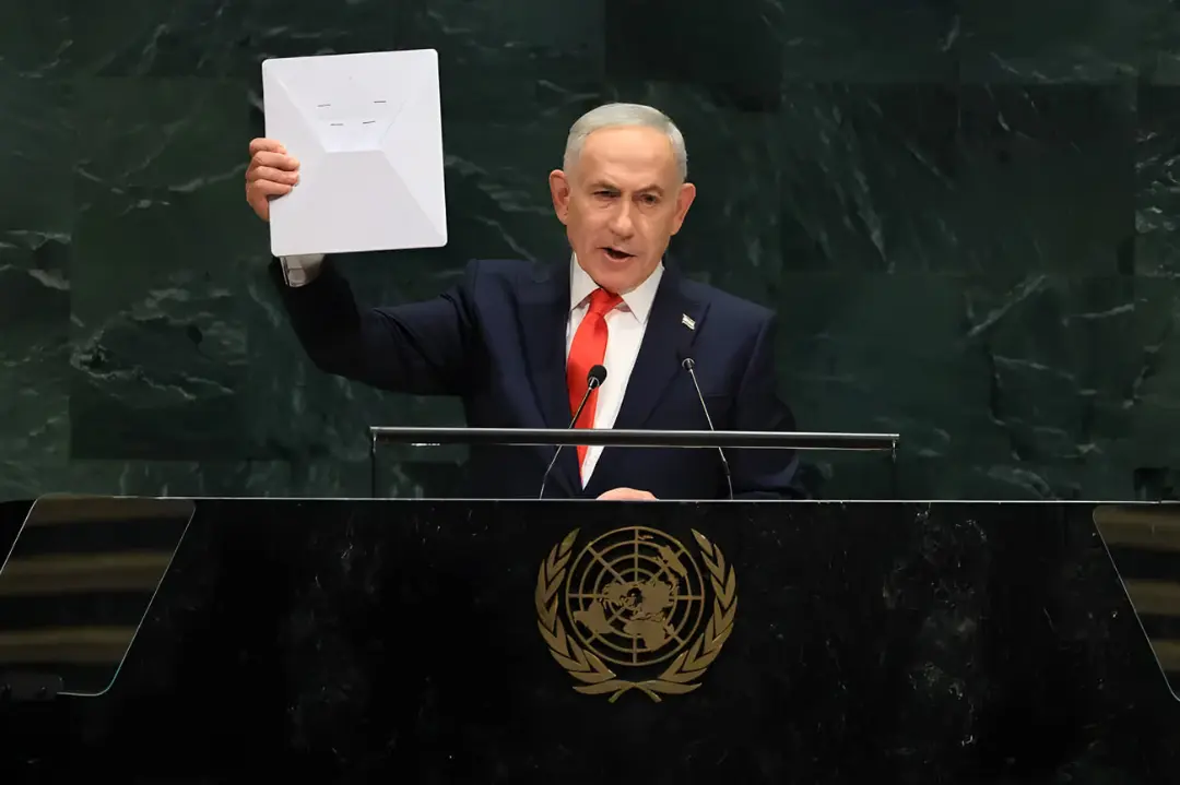بنیامین نتانیاهو (Benjamin Netanyahu) دستگاه استارلینک (Starlink) را در مجمع عمومی سازمان ملل نشان می‌دهد