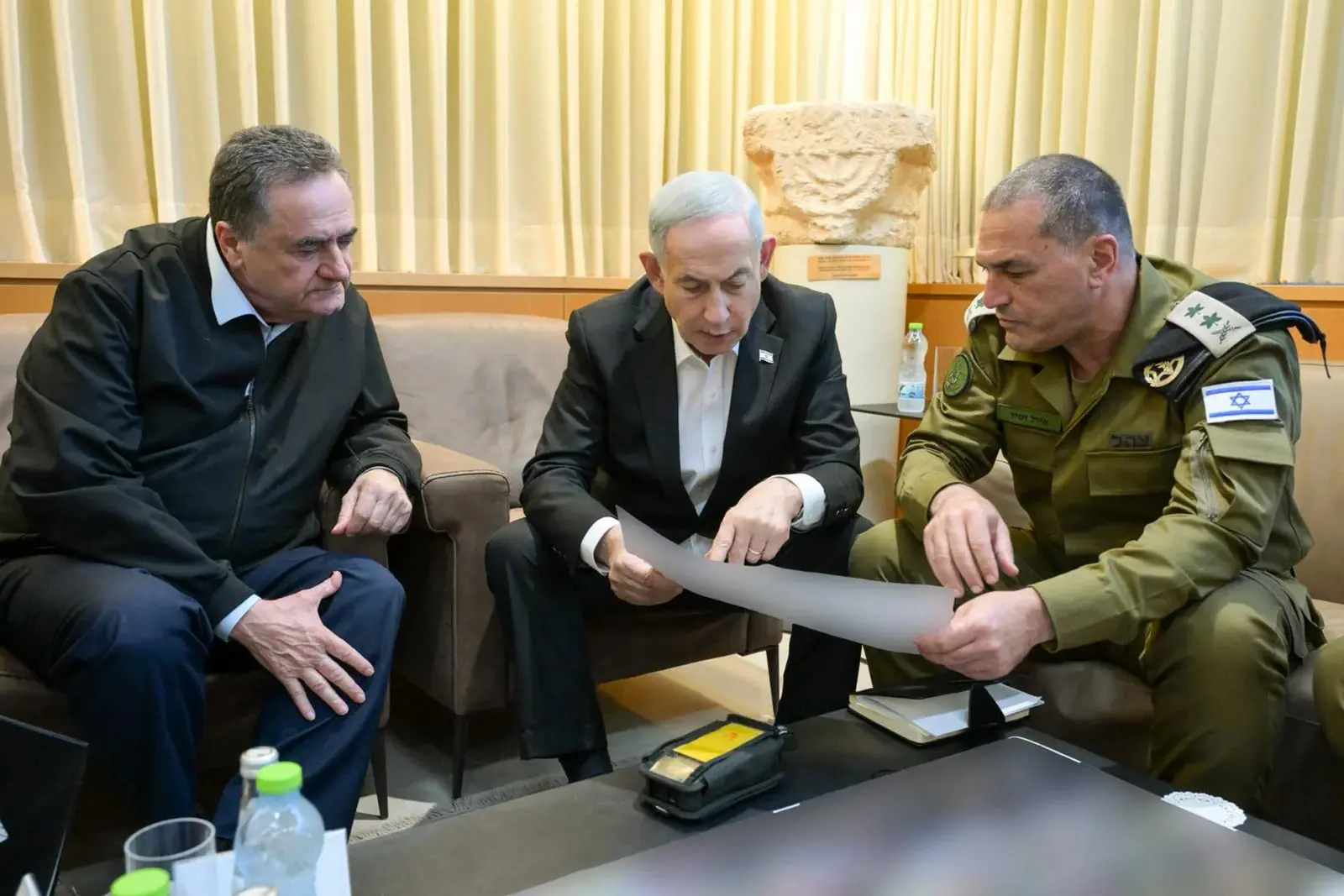 بنیامین نتانیاهو (Benjamin Netanyahu) در حال بررسی اسناد با رئیس ستاد ارتش اسرائیل