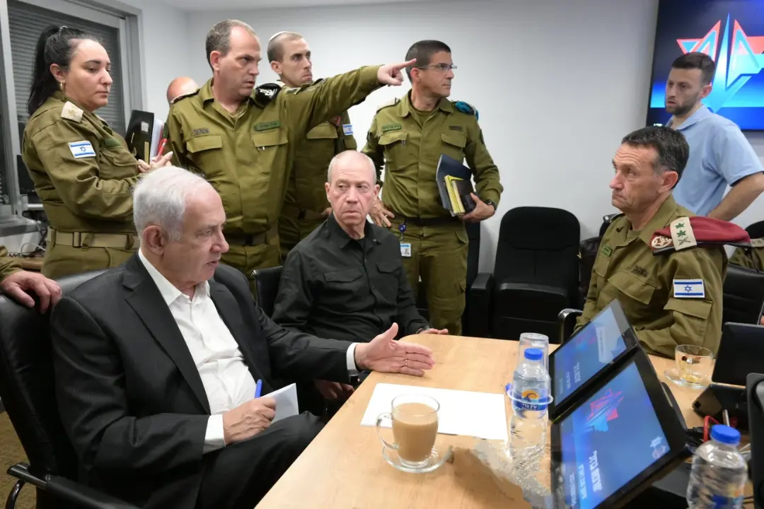 بنیامین نتانیاهو (Benjamin Netanyahu) در کنار مقامات ارشد ارتش اسرائیل در یک جلسه امنیتی