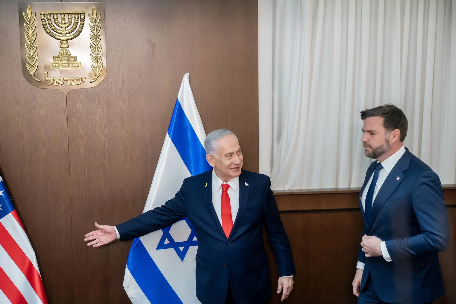 بنیامین نتانیاهو (Benjamin Netanyahu) در حال گفت‌و‌گو با نماینده شرکت ونس در مقابل پرچم اسرائیل