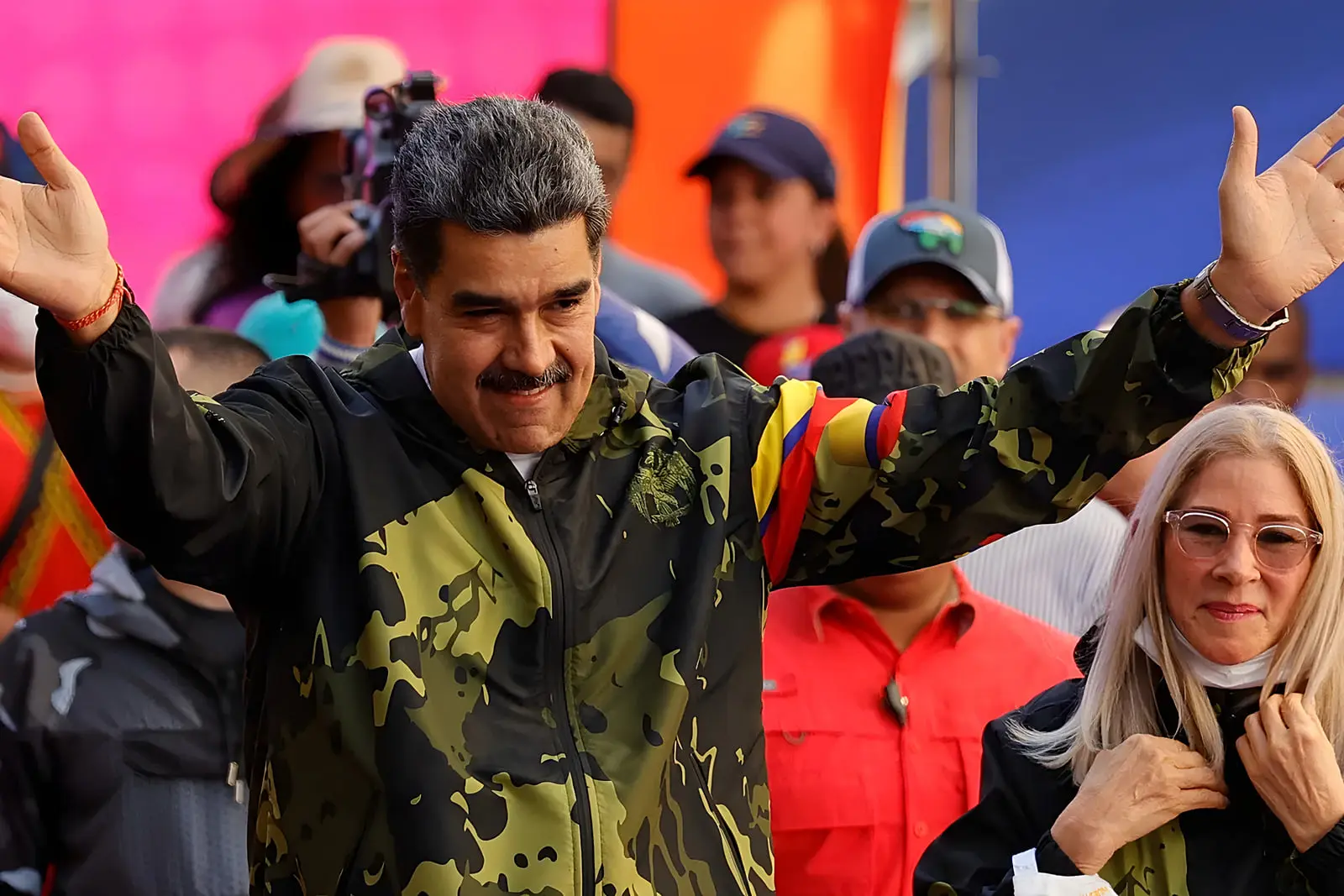 نیکولاس مادورو (Nicolás Maduro) با ژاکت نظامی در یک تجمع عمومی